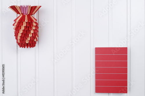 Biały blat drewniany ananas czerwony origami i notes czerwony