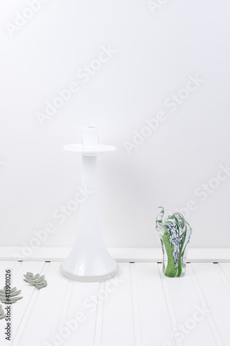 Świecznik biały szklany na białym tle