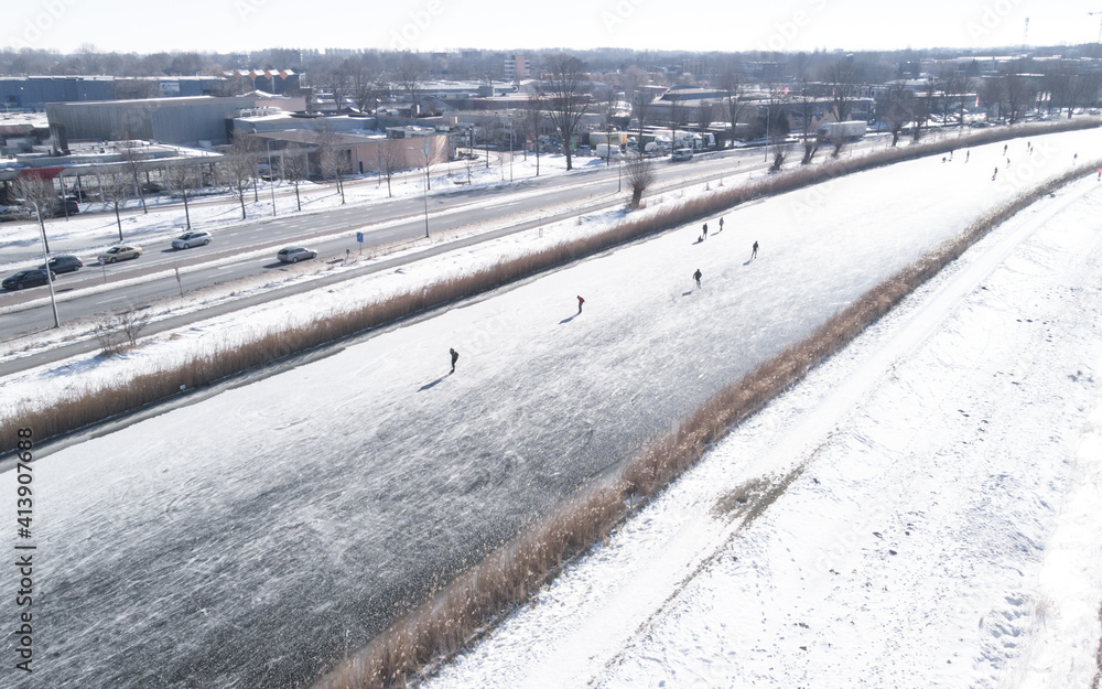 Obraz premium Ice skating along the road (Duizend eilanden rijk - Netherlands)