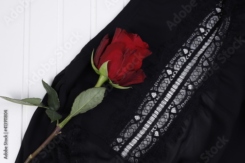 Róża bodowa na czarnej tkaninie z koronką