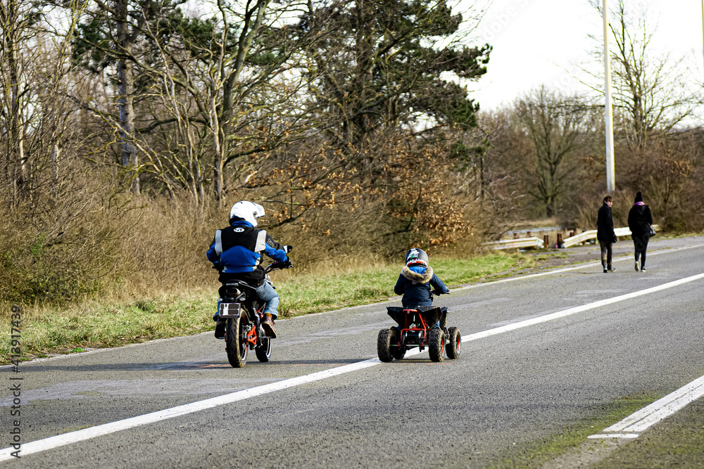Obraz premium Enfant apprends à conduire un quad