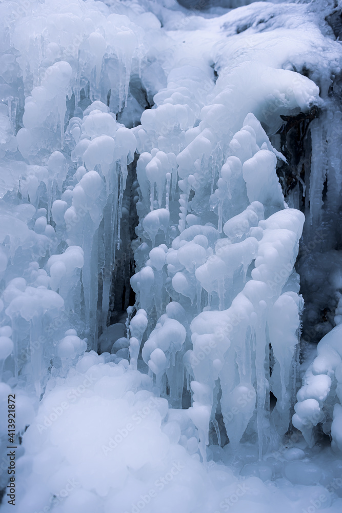 FLINTSBACH AM INN RIESIGER EISZAPFEN F LLT AUF JUNGEN UND visual data 2