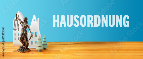Wallpaper Mural Hausordnung. Justitia, Häuser und Bäume auf Tisch in Anwaltskanzlei. Text blauem Hintergrund. Torontodigital.ca