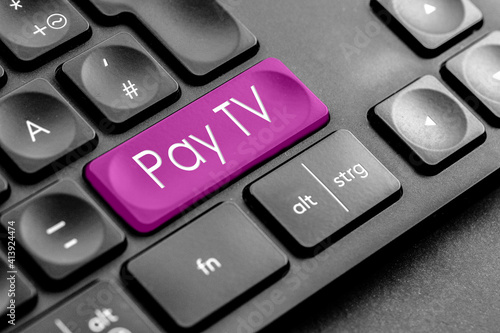 lila "Pay-TV" Taste auf einer dunklen Tastatur