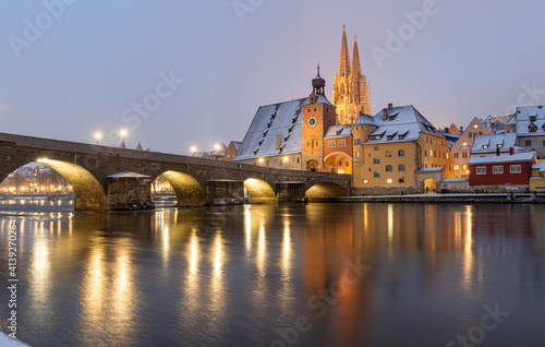 Regensburg im Winter mit dem Dom St. Peter und der Steinernen Brücke