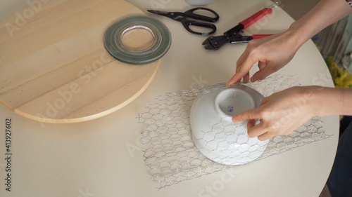 Mujer enrollado un plato volteado blanco