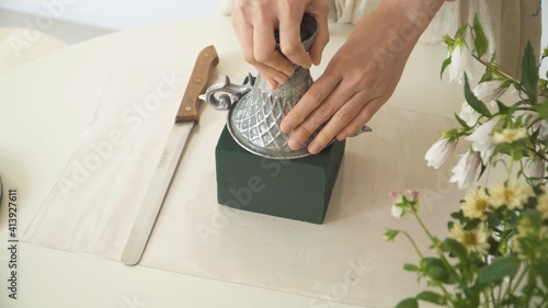 Mujer agarrando una campana plateada
