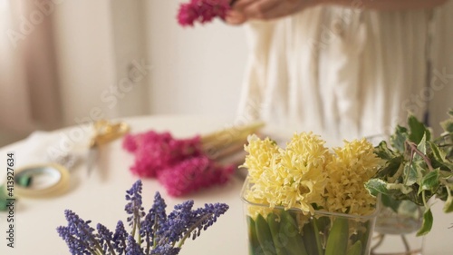 Arreglos florales sobre una mesa. Florista