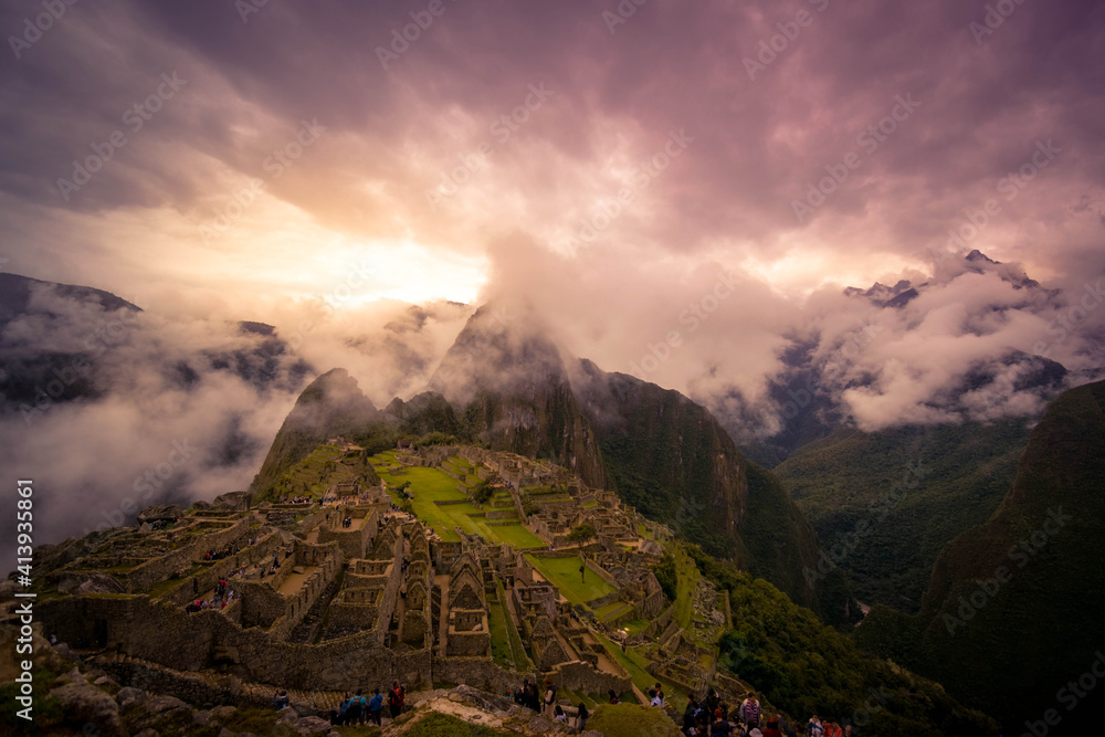 Naklejka premium sunset in machu picchu