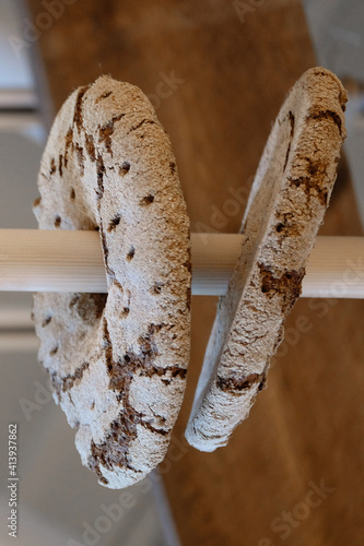 finnische Brote Brotleibe auf Stab Stange Holzstange Holzstab Reumantien ruisreikäleipä roggenbrot photo