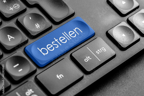 blaue bestellen Taste auf einer dunklen Tastatur