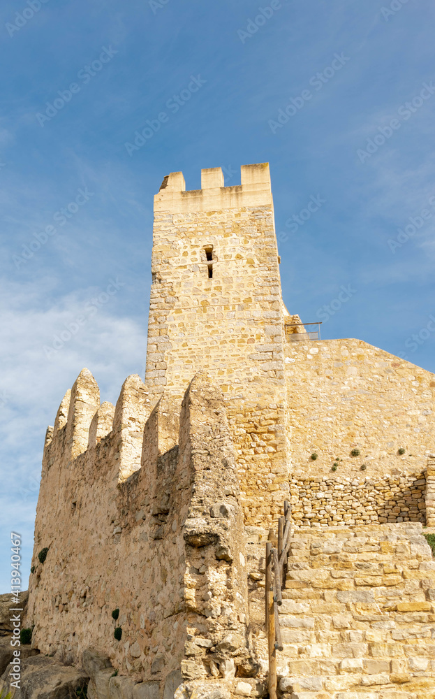 vistas de las torres y murallas  del castillo en un bonito día soleado , ubicado en  Alcalá de chivert , Castellón de la plana , España