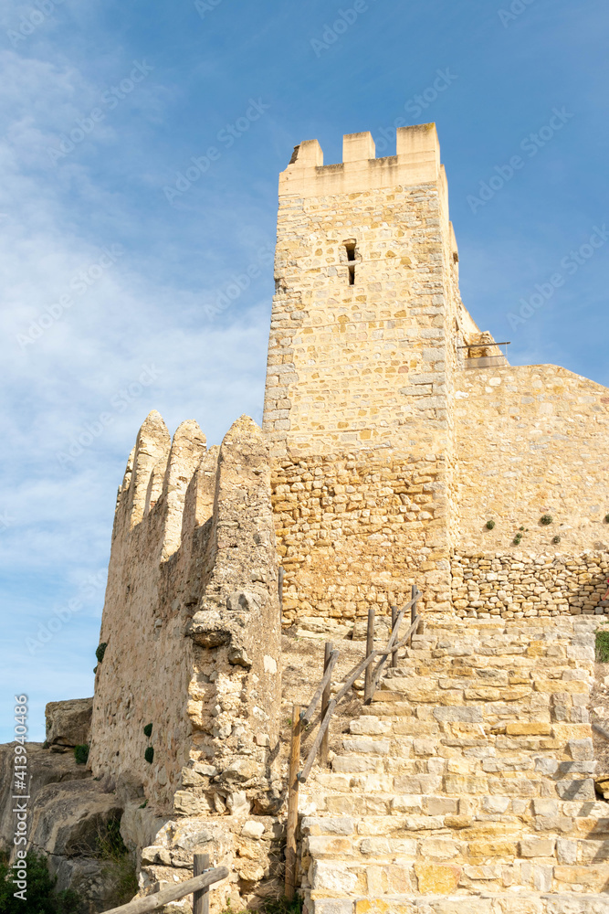 vistas de las torres y murallas  del castillo en un bonito día soleado , ubicado en  Alcalá de chivert , Castellón de la plana , España