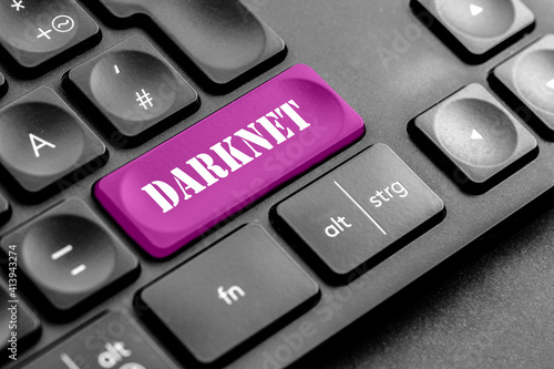 lila Darknet Taste auf einer dunklen Tastatur