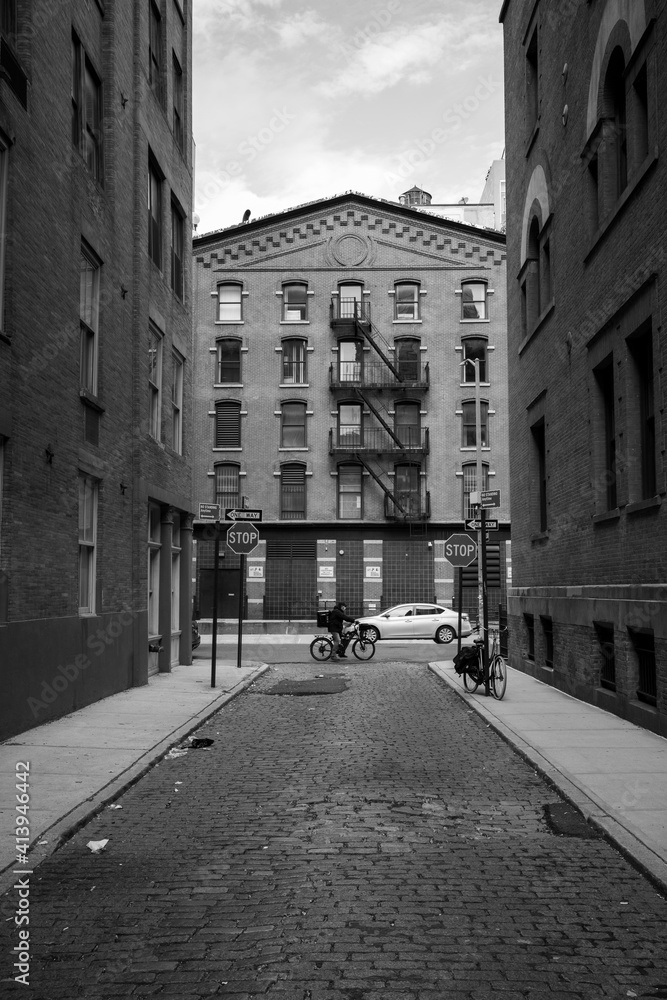 Obraz premium Black and white portrait of bike rider in city streets