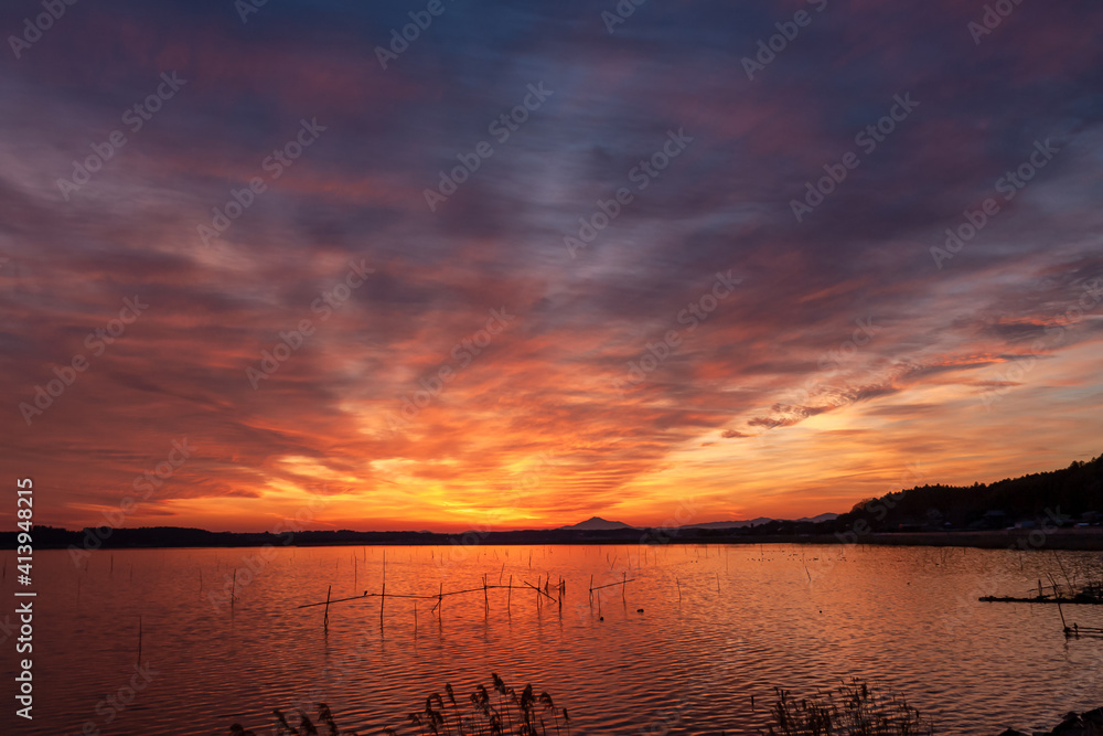 夕陽の残照で煌めく涸沼【遠景は筑波山】