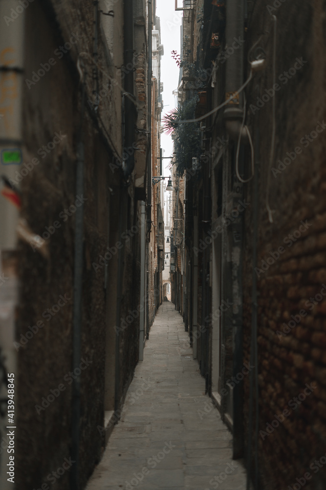 narrow street in venecia