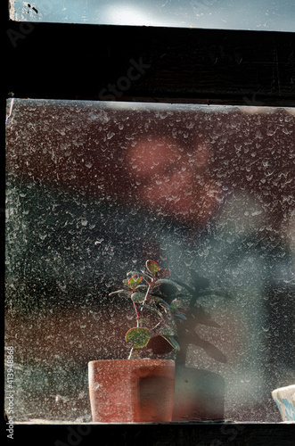 Fotografía de reflejo se mujer en una ventana 