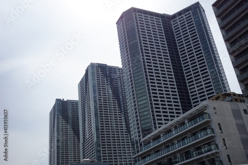都市景観、高層ビルに飲み込まれそうな都市住宅 © diamondforce