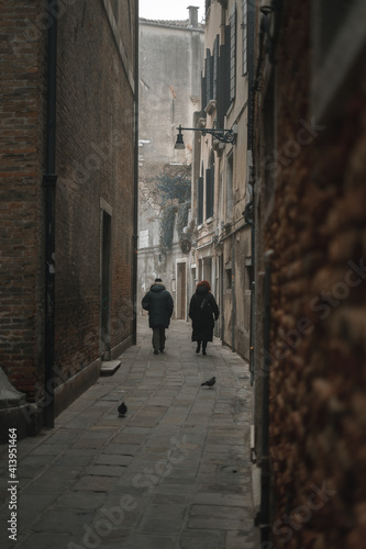 couple walking in venecia