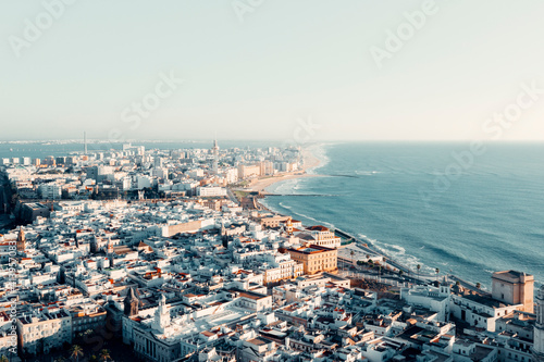 Vista Aerea de la Ciudad de Cadiz, Andalucia España. Vista del Mar y la Ciudad Nueva.