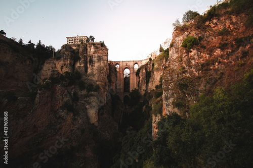 Vista desde el suelo del Puente Viejo de la ciudad de Ronda, Andalucía, España