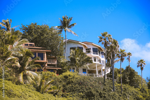 Houses and palm trees on a cliff by the sea at Spitting Cave， East Honolulu Coast Oahu Hawaii. 