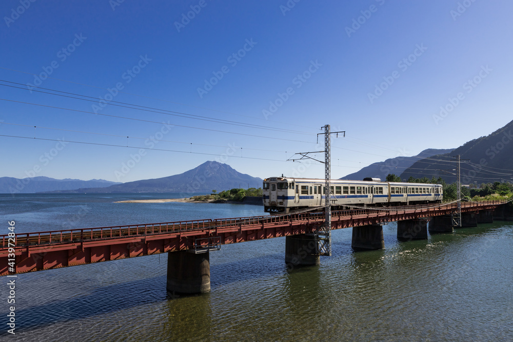 JR日豊本線と桜島の風景　鹿児島県姶良市