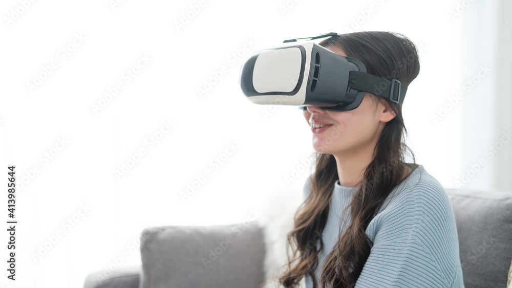 リビングでVRを楽しむ女性 リビングでVRを楽しむ女性