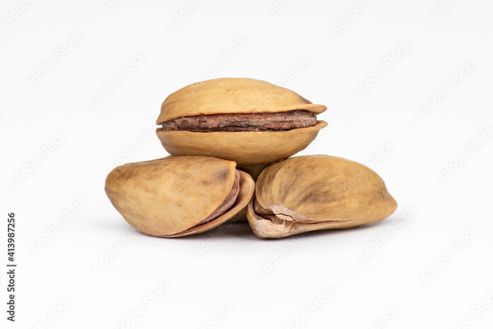 Obraz premium Pistachio nuts isolated on white background
