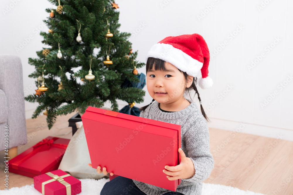 クリスマスプレゼントを貰って喜ぶ女の子 クリスマスプレゼントを貰って喜ぶ女の子
