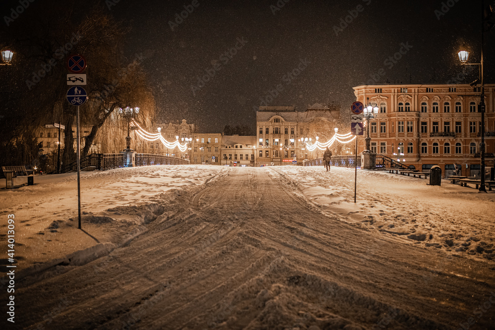 Bydgoska ulica Mostowa zasypana śniegiem. 