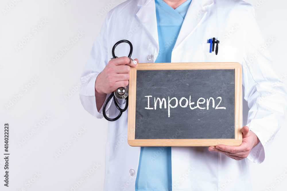 Arzt oder Urologe mit einer Tafel auf der Impotenz steht