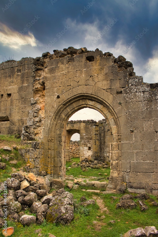 Monasterio abandonado en ruinas