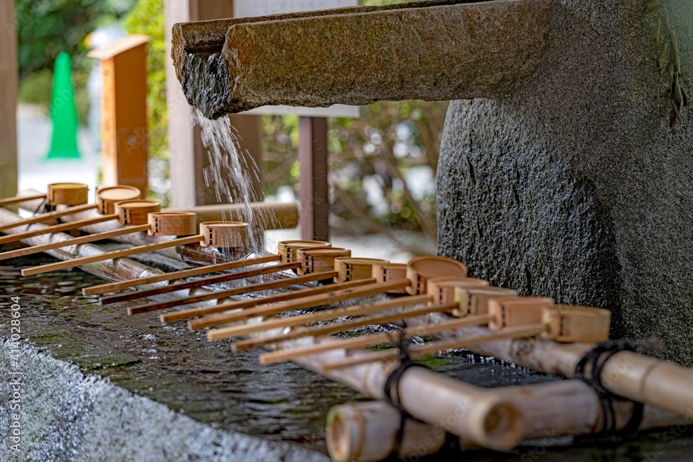 Obraz premium 京都 上賀茂神社 手水舎