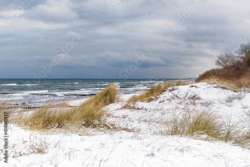 Fototapeta Naklejka Na Ścianę i Meble -  Schneebedeckter Strand und Dünnen am Ostseestrand von Kühlungsborn, Mecklenburg-Vorpommern, Deutschland