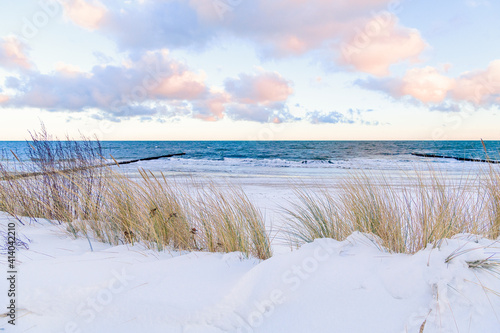 Schneebedeckter Strand und D  nnen am Ostseestrand von K  hlungsborn  Mecklenburg-Vorpommern  Deutschland