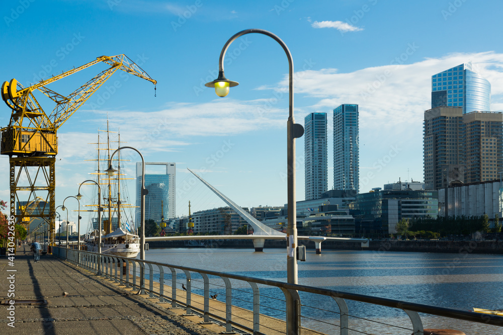 Φωτογραφία Views of port zone and promenade on shore of bay, Puerto Madero