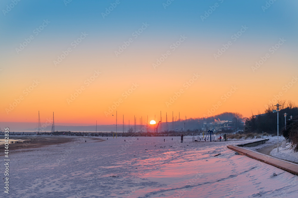 vereister und Schneebedeckter Strand von Kühlungsborn bei Sonnenaufgang, Mecklenburg-Vorpommern, Deutschlan 