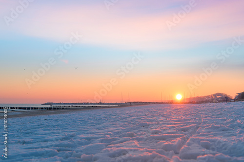 vereister und Schneebedeckter Strand von Kühlungsborn bei Sonnenaufgang, Mecklenburg-Vorpommern, Deutschlan 