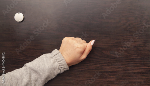 Tableau sur toile Female hand is knocking on the door.