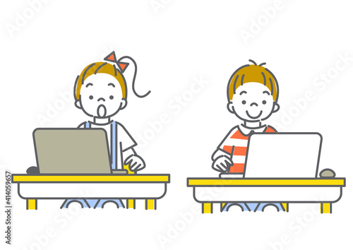 楽しくプログラミングを学ぶ二人の子供たちのシンプルでかわいい線画イラスト素材