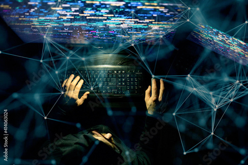 Fotografija hacker coding at night cybersecurity concept