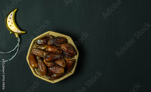 Foto Table top view aerial image of decorations Ramadan Kareem holiday background