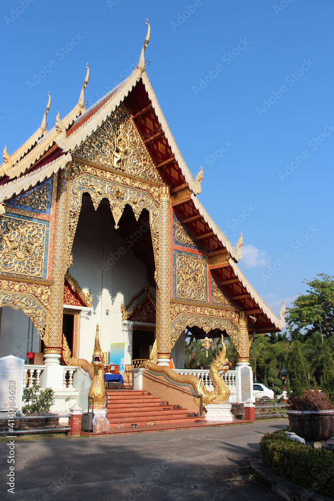 Naklejka premium buddhist temple (wat phra sing) in chiang mai (thailand)