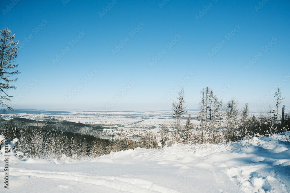 Winterlandschaft über Wernigerode im Harz