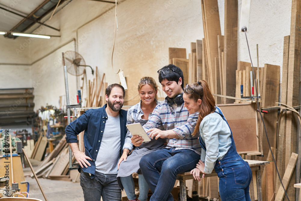 Junges Handwerker Start-Up Team mit Laptop Stock Photo | Adobe Stock