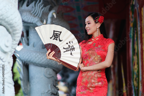 Obraz na plátně Portrait of asian woman in the chinese dress and Chinese new year concept