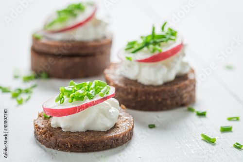 Sandwich with pumpernickel bread and cottage cheese