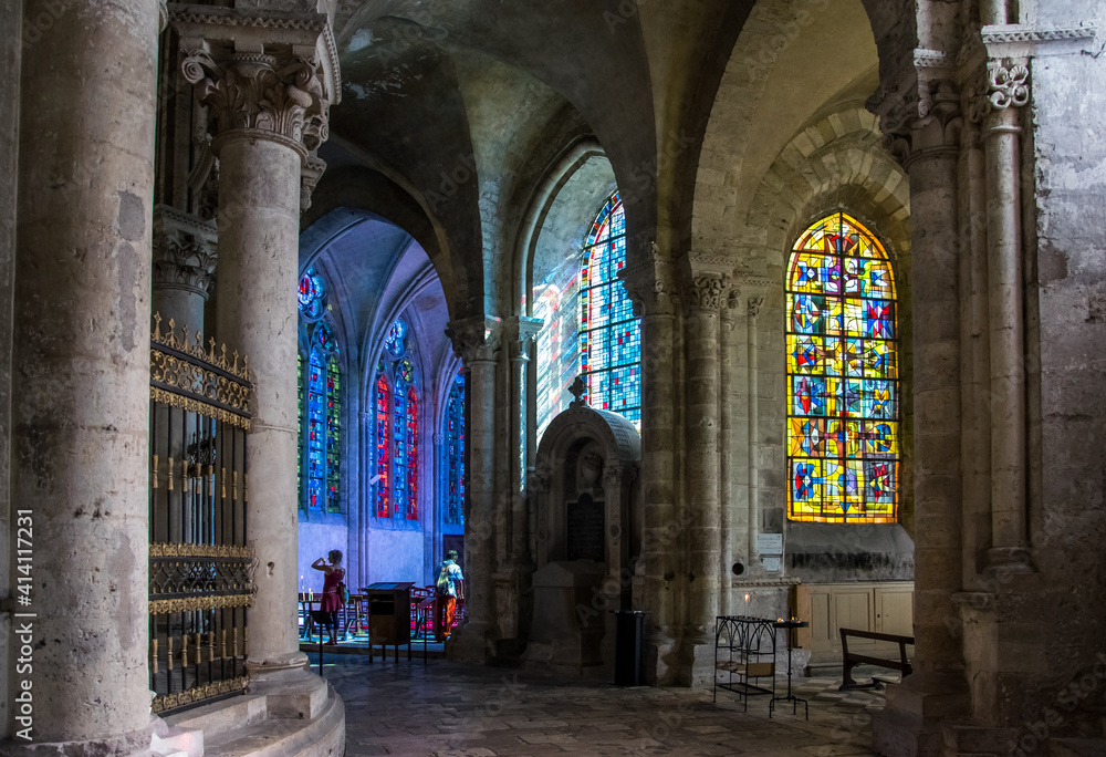 Fototapeta premium Contrastes de luces debidos a las vidrieras de una iglesia